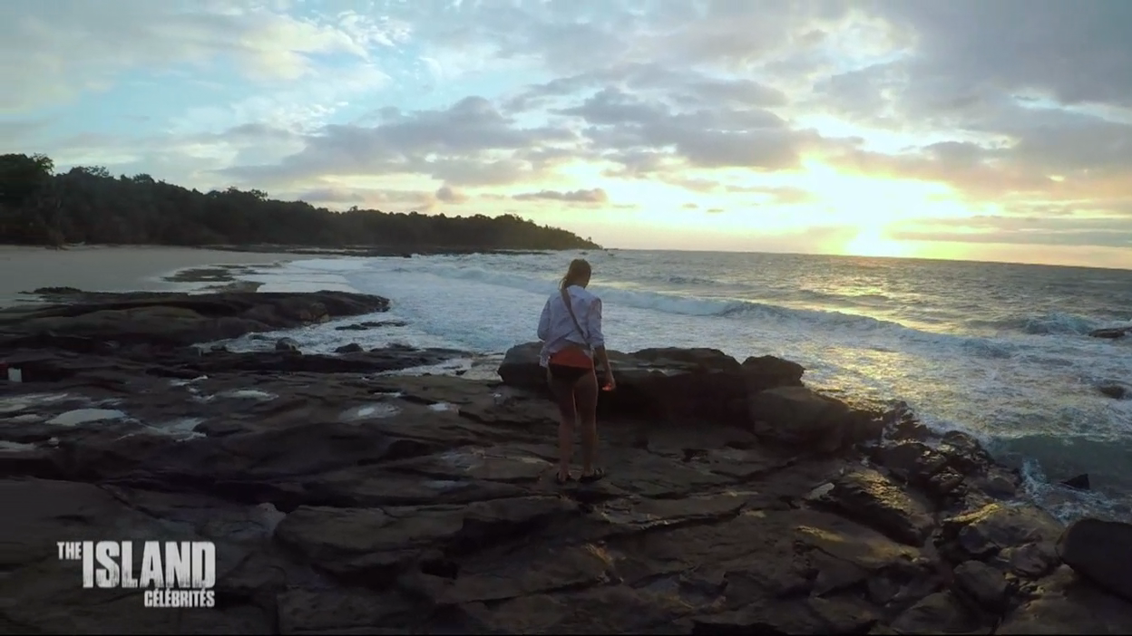 The Island : Camille Cerf chute lourdement sur les rochers !