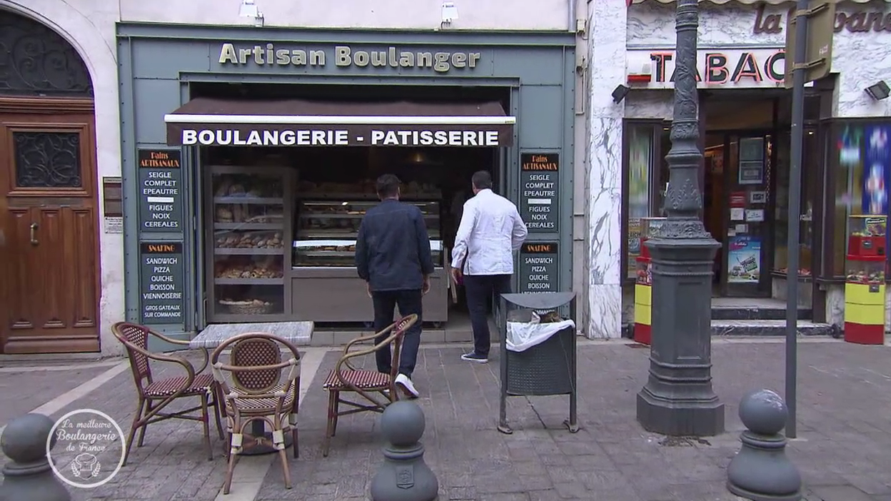 La meilleure boulangerie de France : La boulangerie de Mickaël sert sa clientèle dans la rue