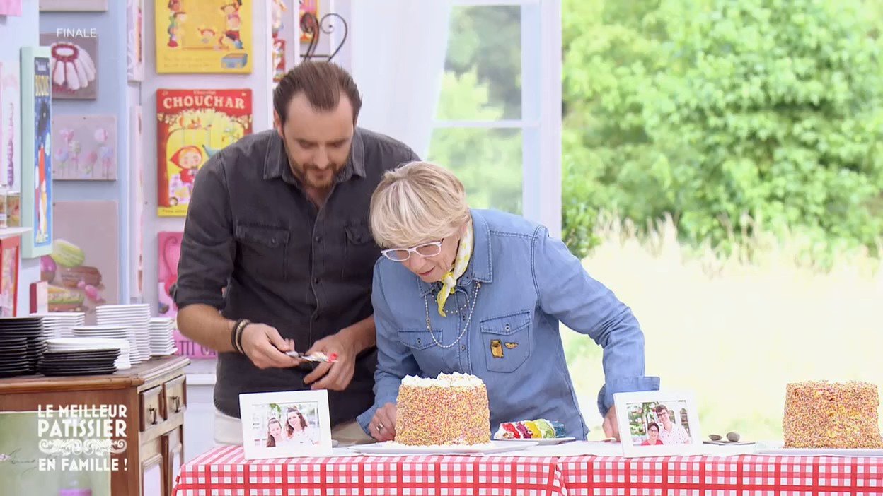 Le meilleur pâtissier : Cyril Lignac et Mercotte dégustent les gâteaux piñata à l'aveugle