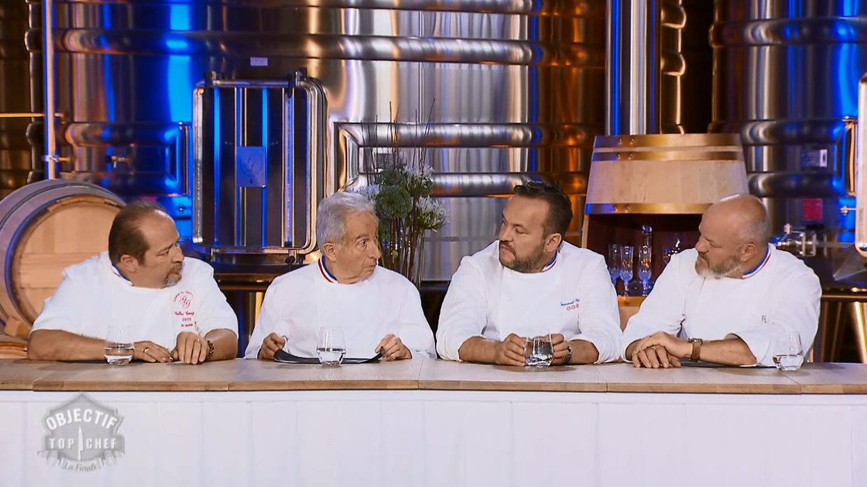 Objectif Top Chef : La dégustation des desserts à la pêche par Philippe Etchebest, Emmanuel Renaut, Gilles Goujon et Michel Guérard