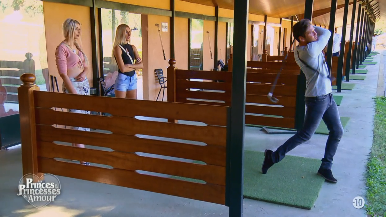 Les princes et les princesses de l'amour : Sébastien tente d'initier ses prétendantes au golf