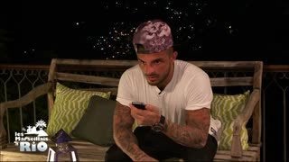 Les Marseillais à Rio : Julien téléphone à sa copine