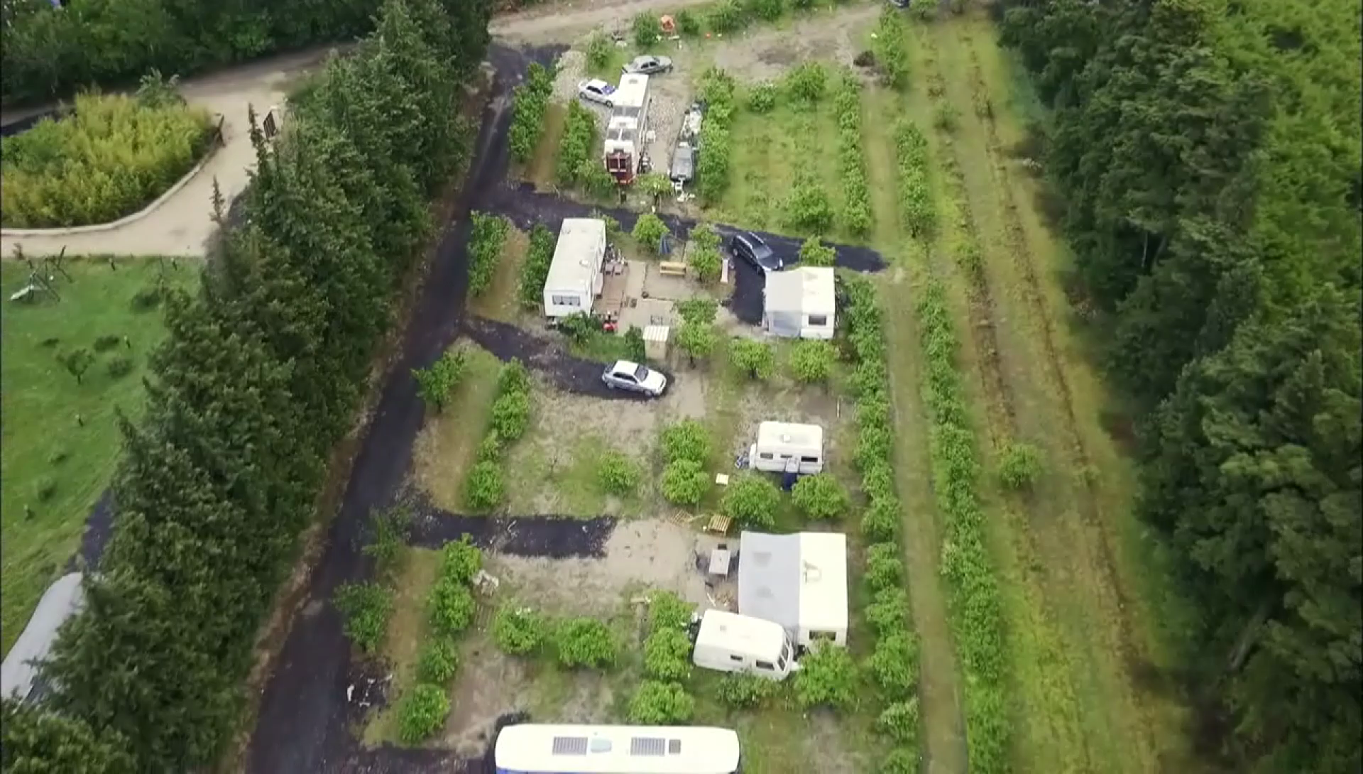 Zone interdite : David a transformé son verger en refuge pour les familles victimes de la crise. Zone Interdite. Dimanche à 21:00 sur M6