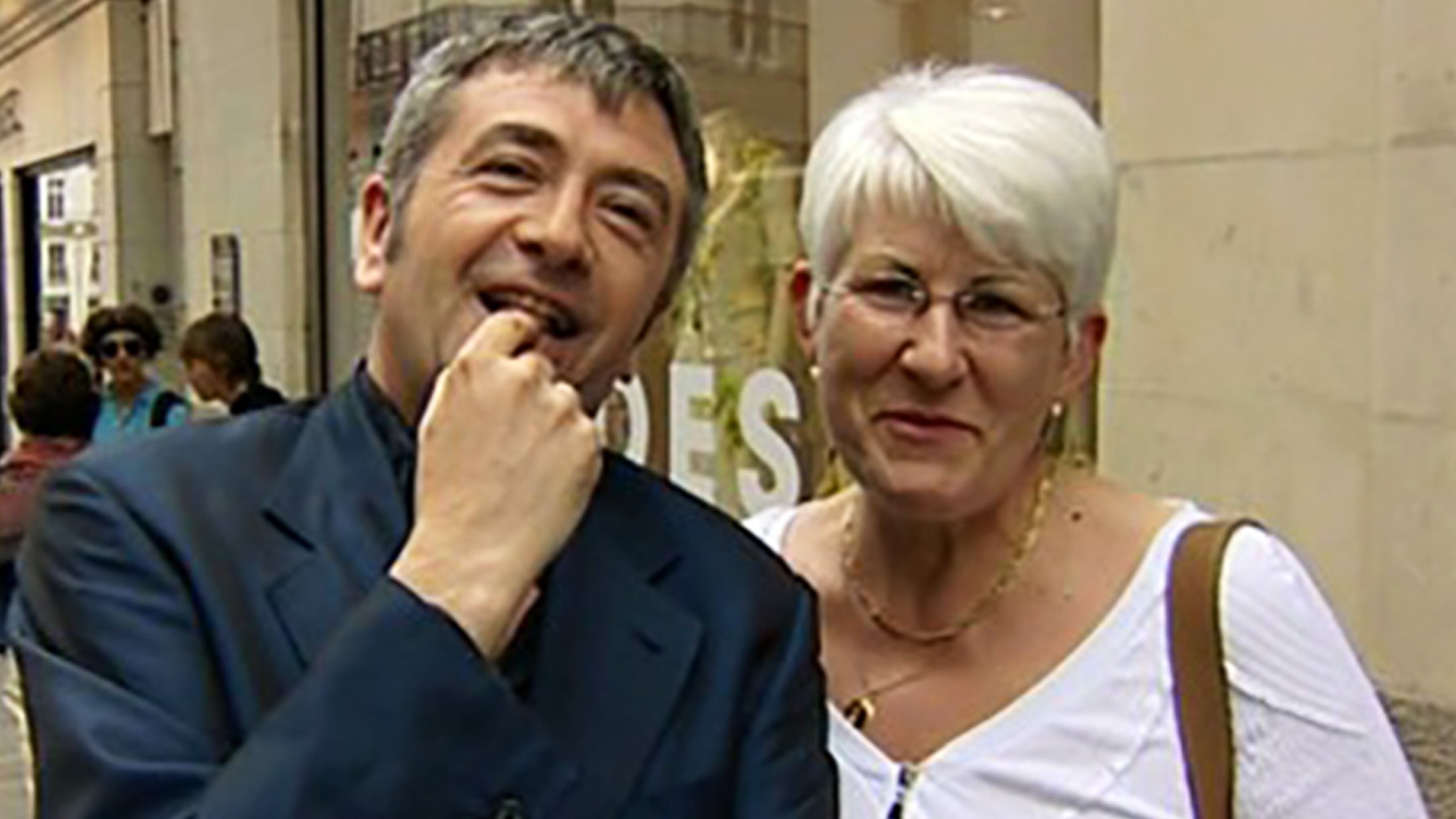 Lafesse refait le trottoir sur 6play : voir les épisodes ...