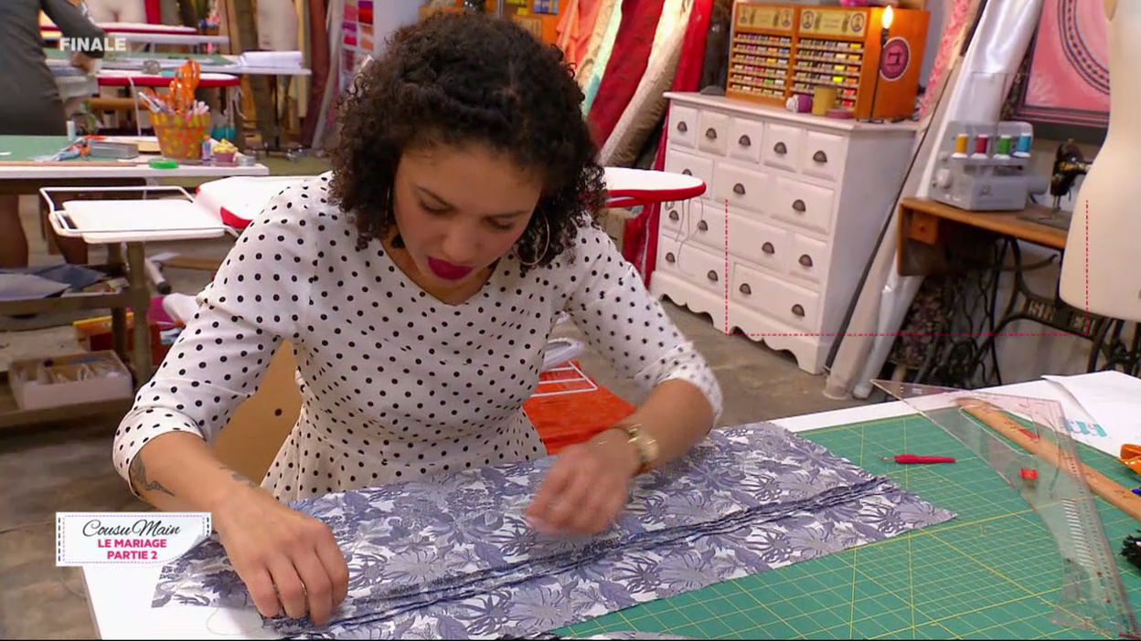 Cousu main : Mélanie coud et découd ses plis de chemise