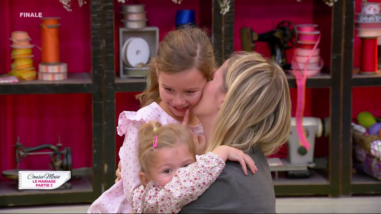 Cousu main : Les enfants de Cindy lui rendent visite à l'atelier