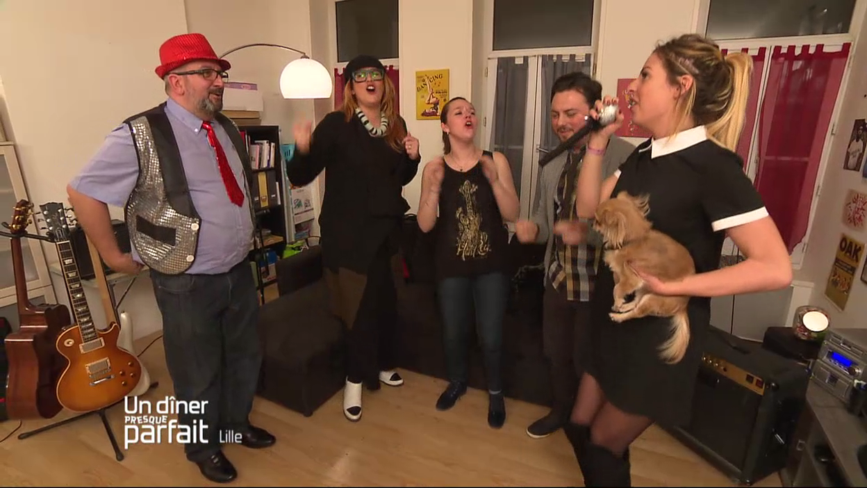 Un dîner presque parfait : Duel entre Karine et Hillary autour des chansons de variétés